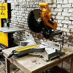 Dewalt Bandsaw Machine.